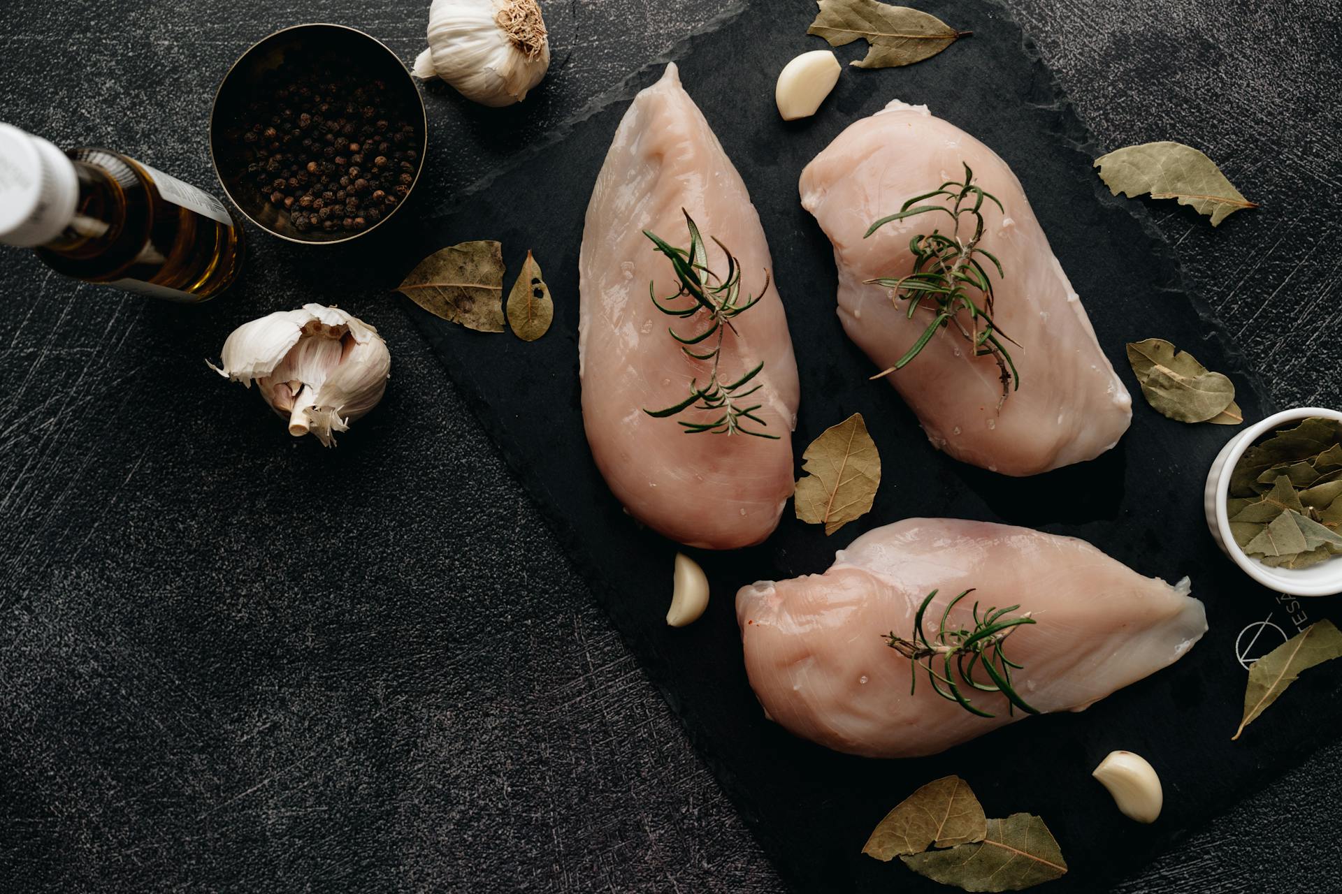 Är det säkert att skära rå kyckling och kött på en träskärbräda?