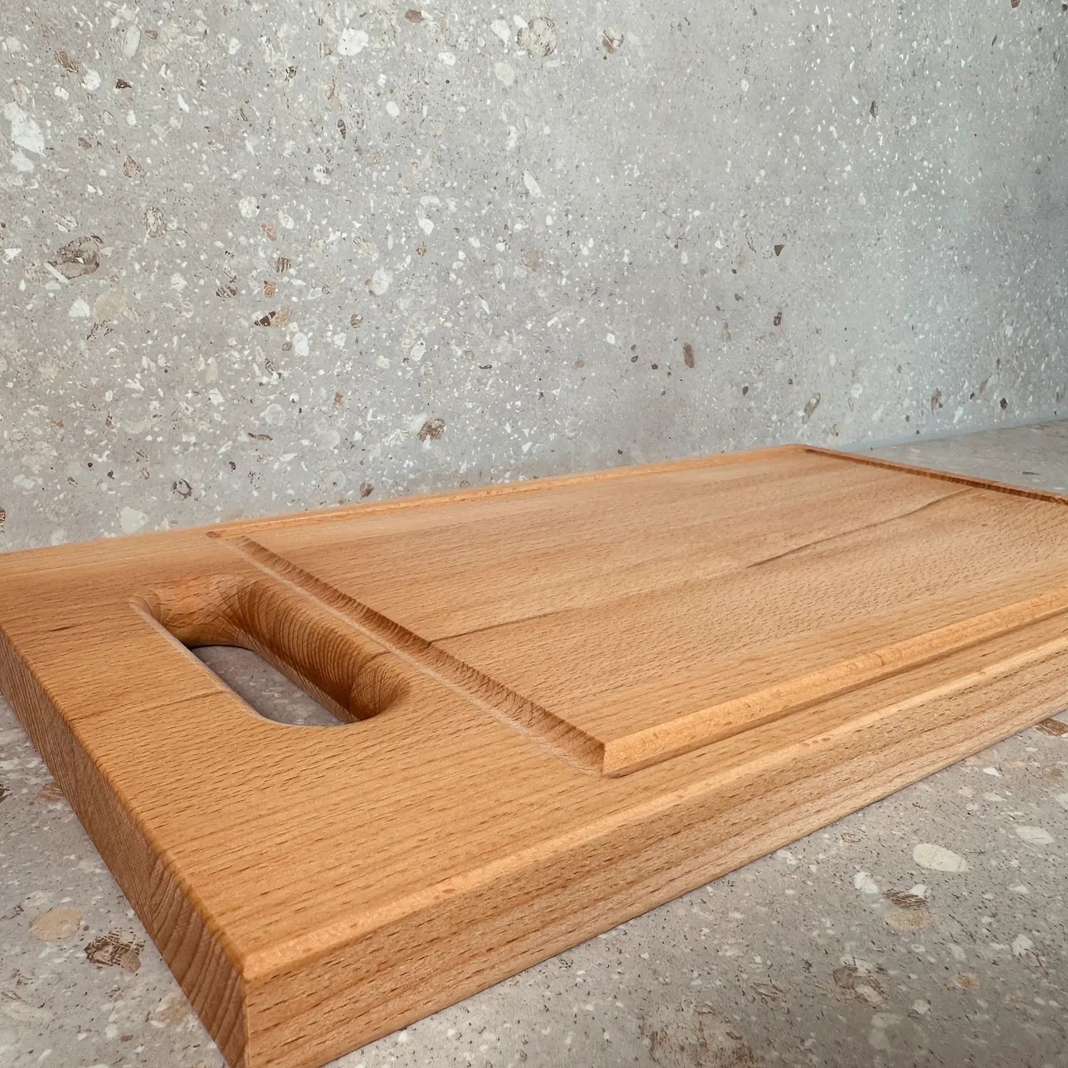Skärbräda i bokträ 38x21 cm | Med handtag och rännor