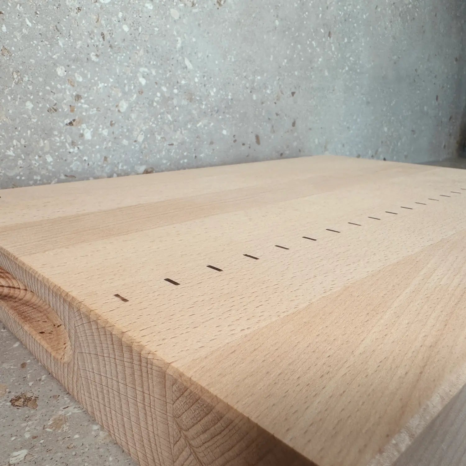 Skärbräda i bokträ 45x30x4 cm | Stor köksbräda med inristat mått