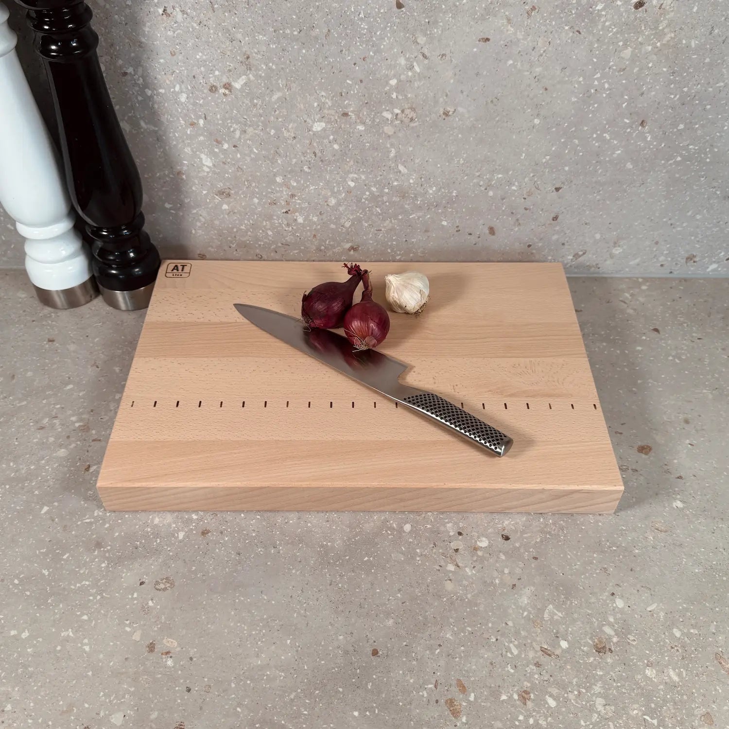 Skärbräda i bokträ 45x30x4 cm | Stor köksbräda med inristat mått