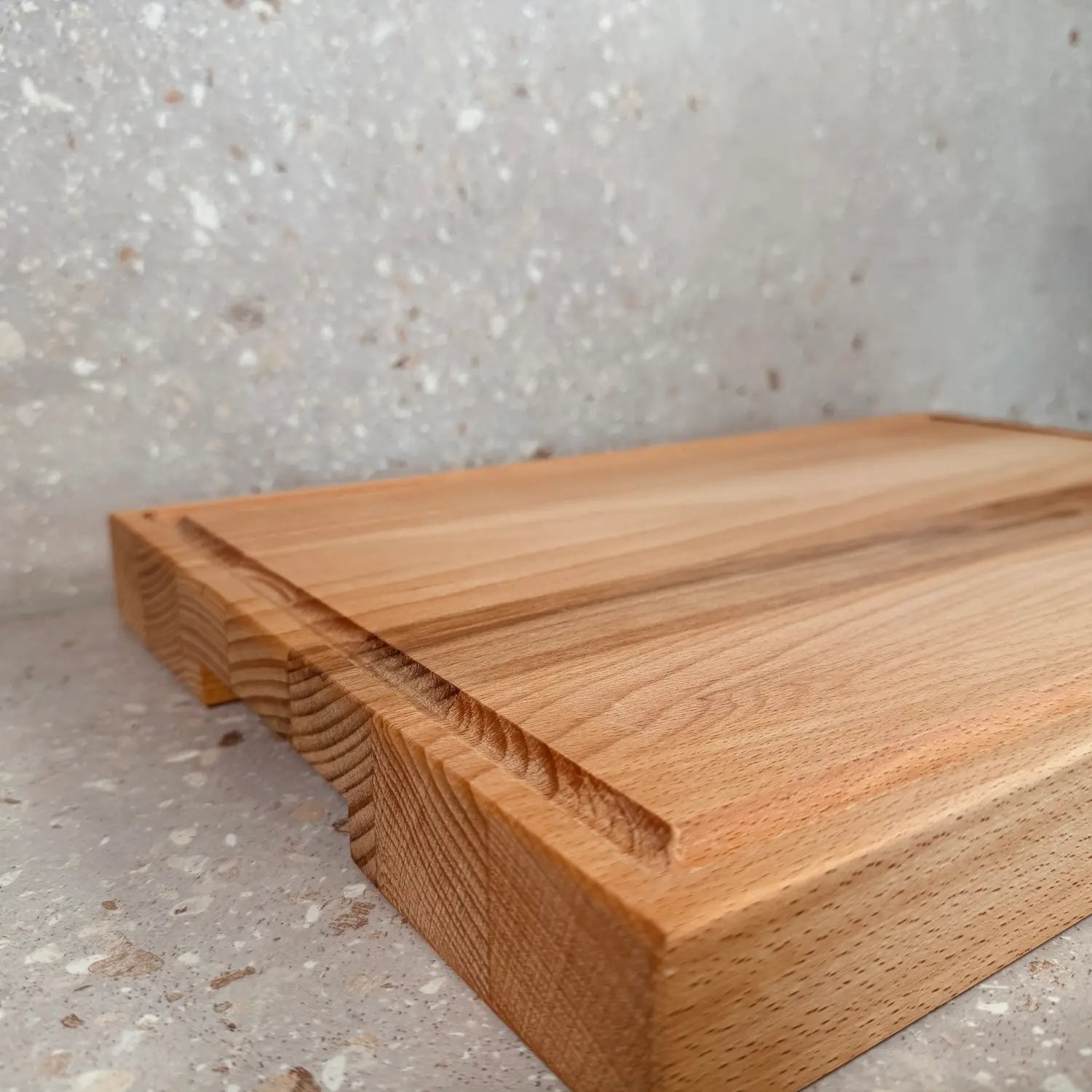 Skärbräda i bokträ 45x30 cm | Med handtag och rännor
