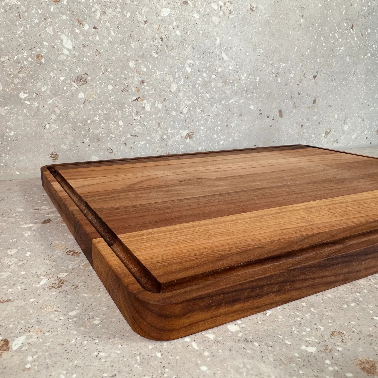 Skärbräda i valnöt 37x28 cm | Med rännor