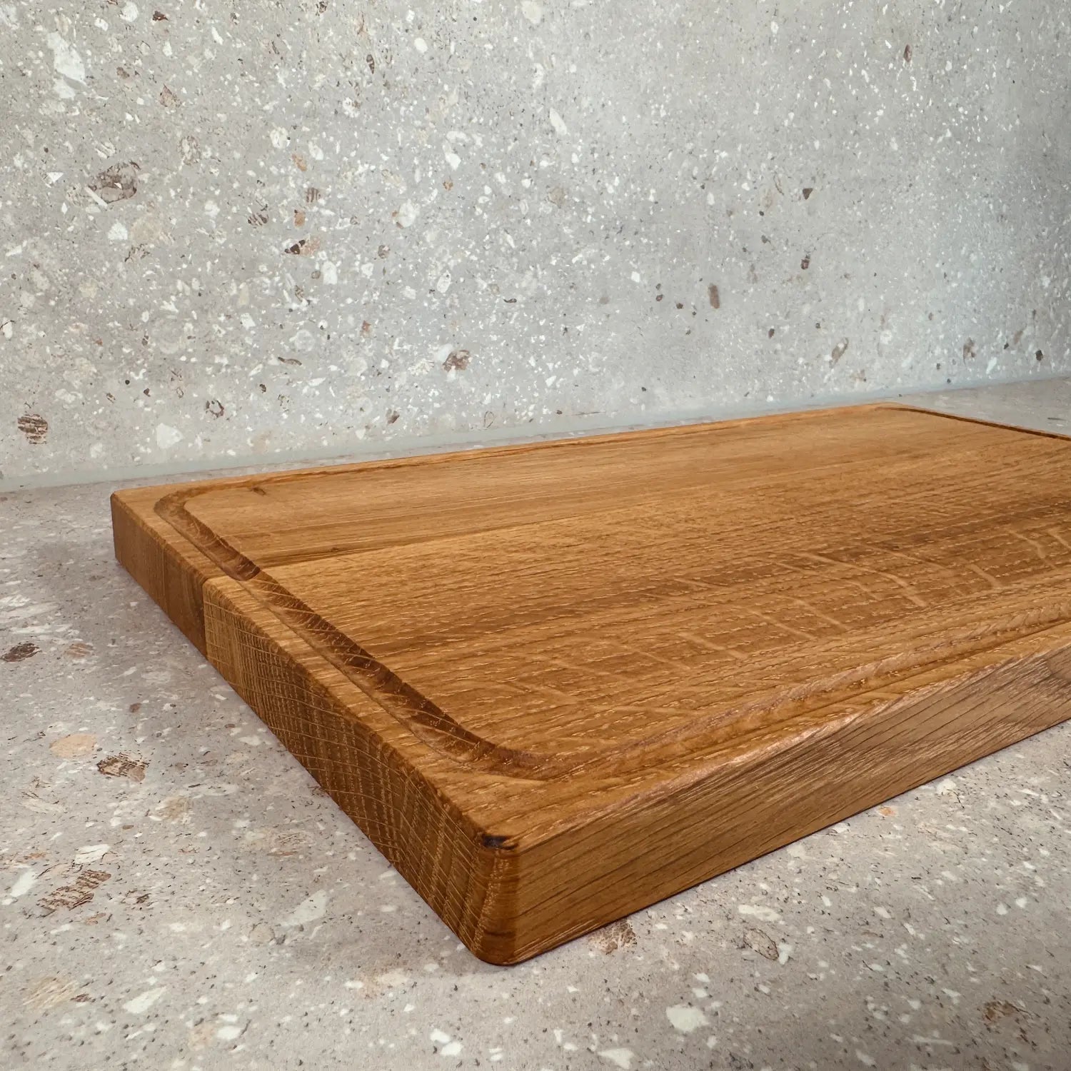 Skärbräda i ekträ 35x20 cm | Med rännor