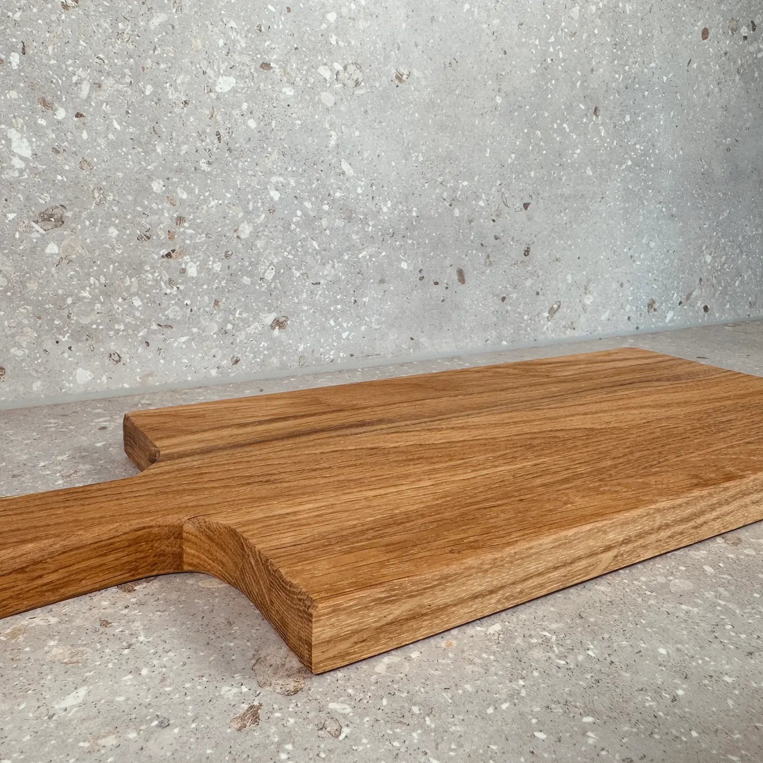 Skärbräda i ekträ 45x19 cm | Med långt handtag
