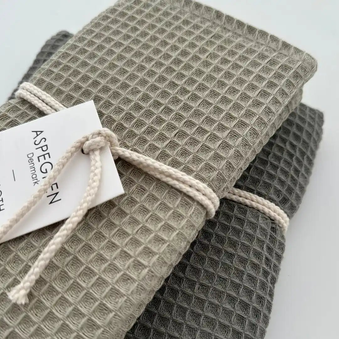 Kökshanddukar i ekologisk bomull med vaffelmönster i grå och beige