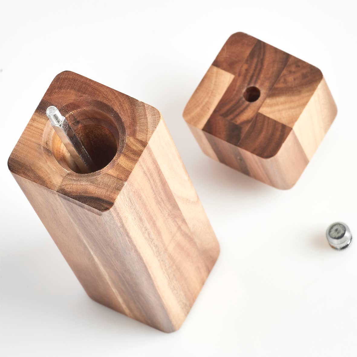 Salt- eller pepparkvarn i akacia